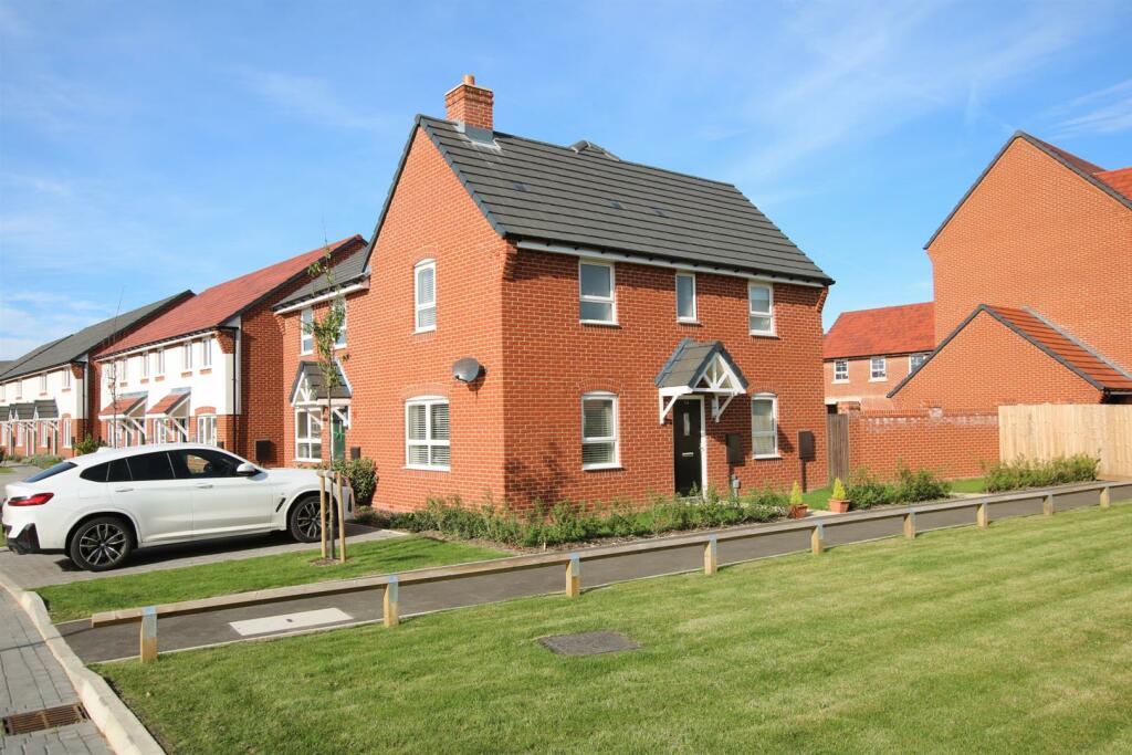 3 bedroom semidetached house for sale in Kingsbrook, Aylesbury, HP22