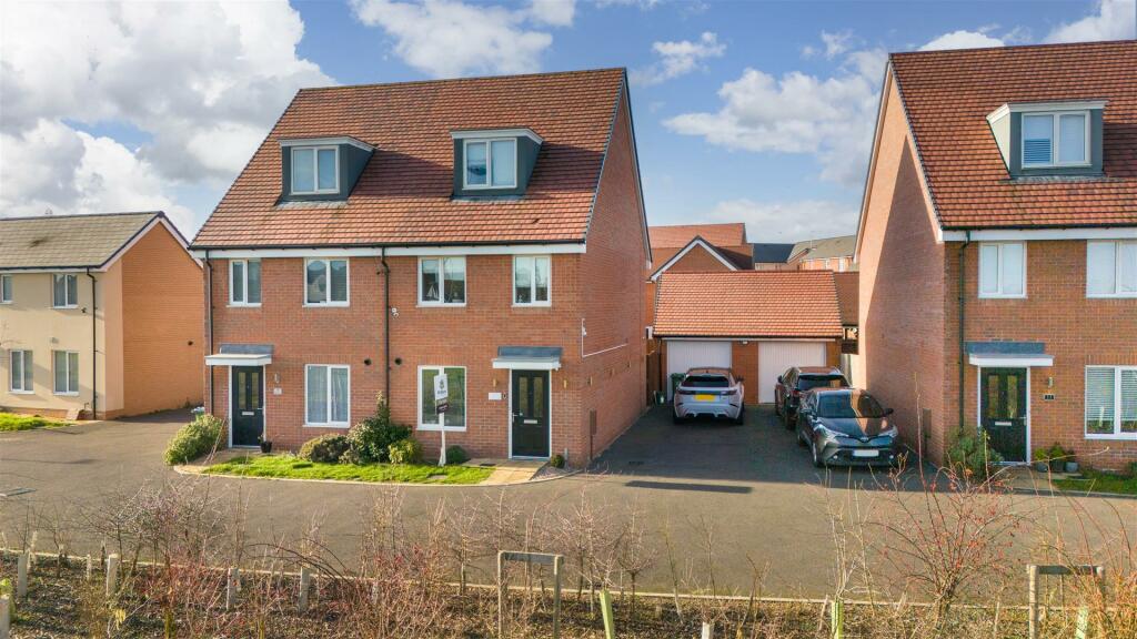 3 bedroom semidetached house for sale in Seabright Way, Berryfields