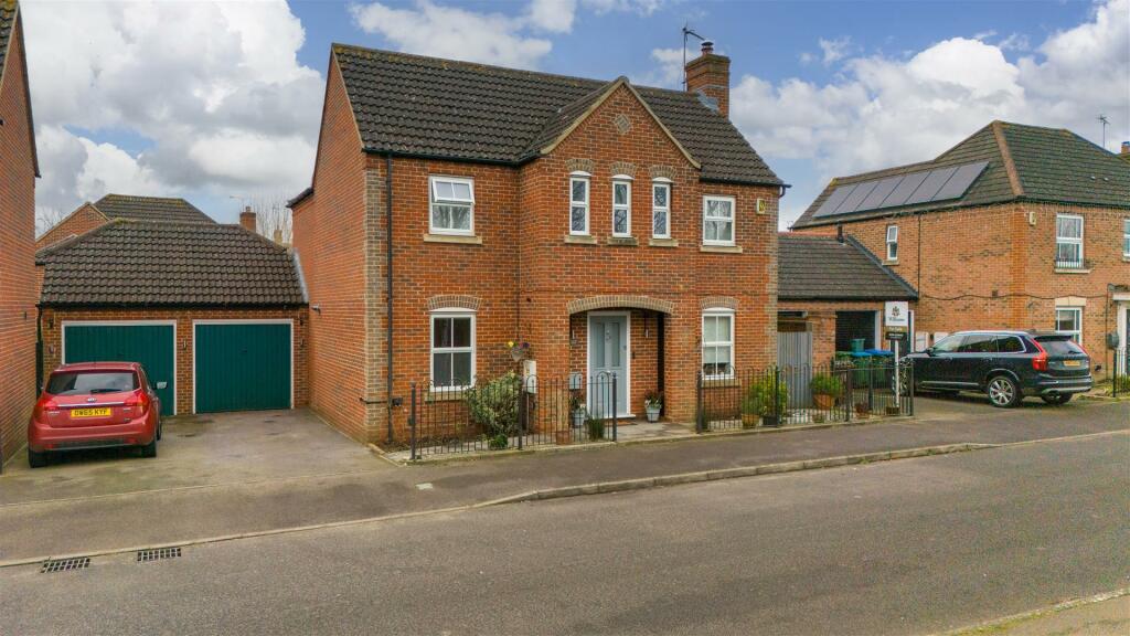 4 bedroom detached house for sale in Spruce Road, Fairford Leys