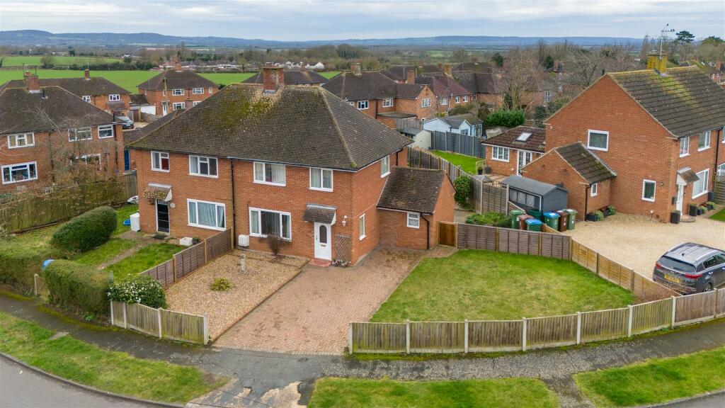 3 bedroom house for sale in Chiltern Close, Stone, Aylesbury, HP17