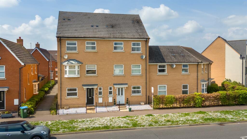 4 bedroom town house for sale in Paradise Orchard, Berryfields