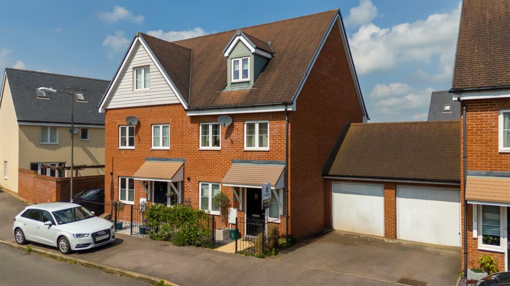 3 bedroom town house for sale in Crawford Road, Berryfields, Aylesbury