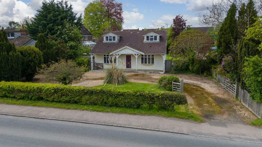4 bedroom detached house for sale in Wendover Road, Stoke Mandeville