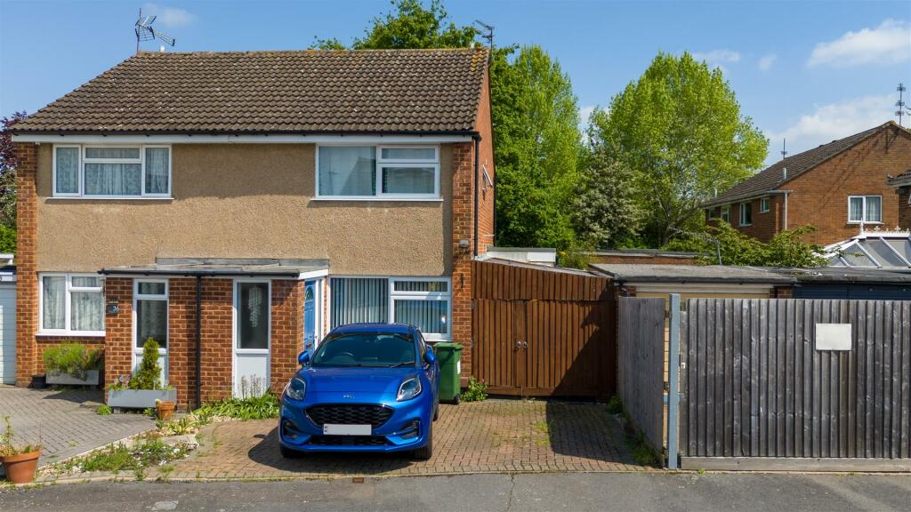 2 bedroom semidetached house for sale in Ditchingham Close, Aylesbury