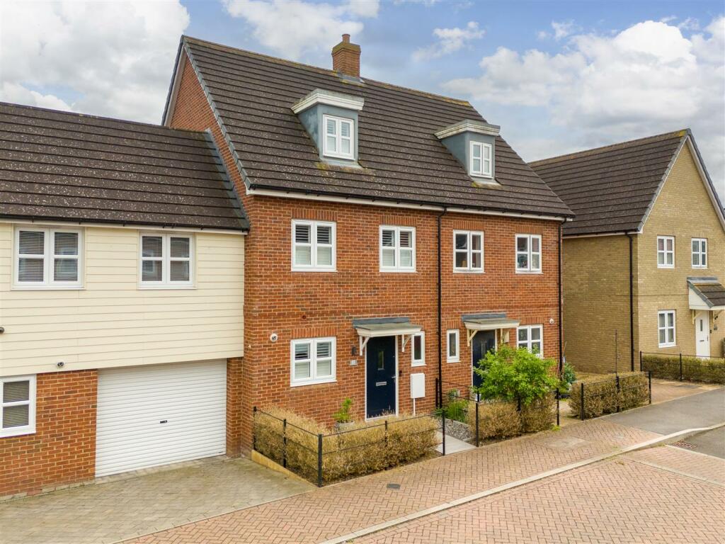 3 bedroom terraced house for sale in Berryfields, Aylesbury, HP18