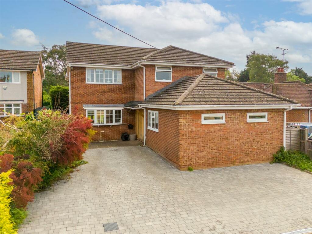 5 bedroom detached house for sale in Bierton Village Buckinghamshire, HP22