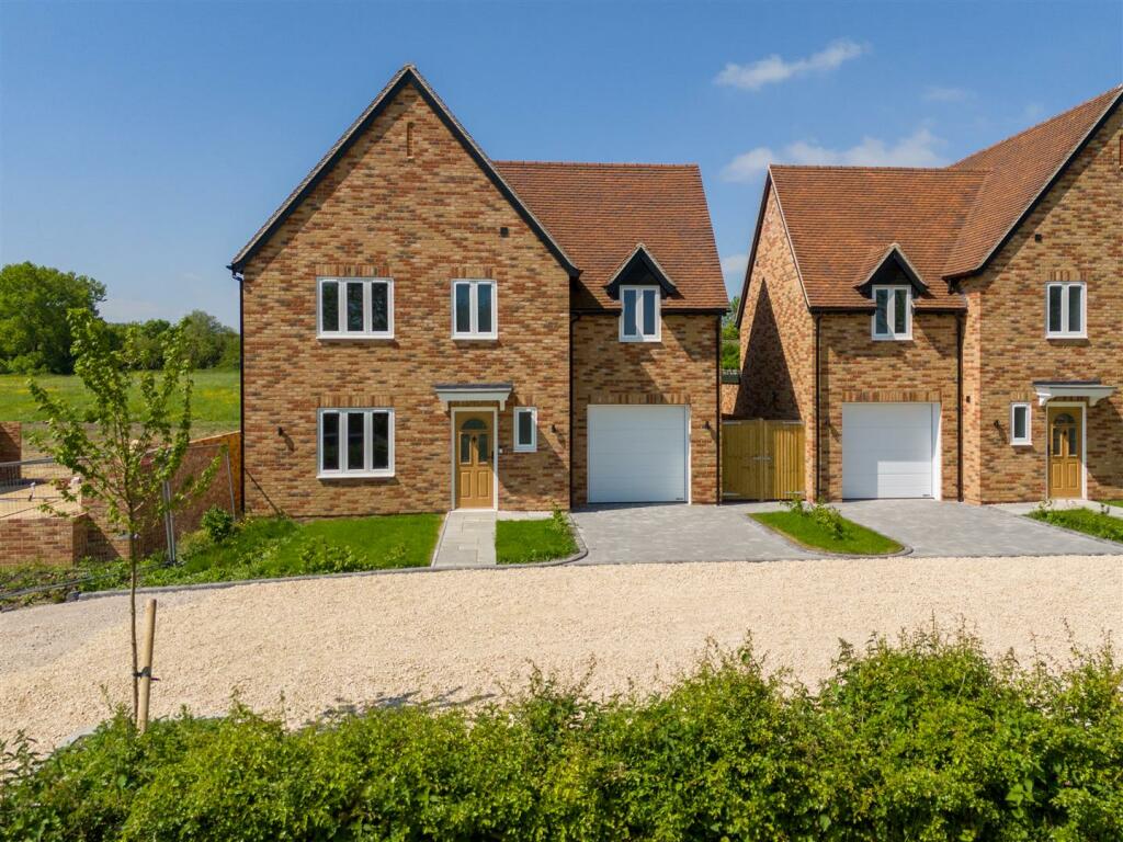 4 bedroom detached house for sale in NEW HOMES 4 BEDROOMS Bierton