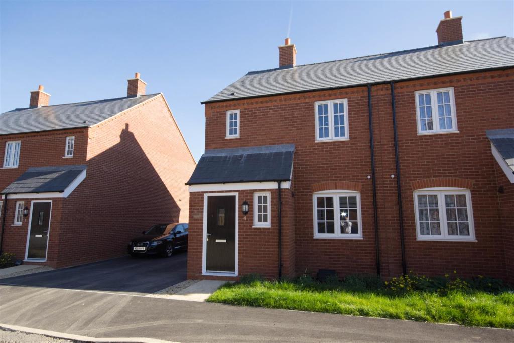 3 bedroom semidetached house for rent in Auralia Close, Berryfields