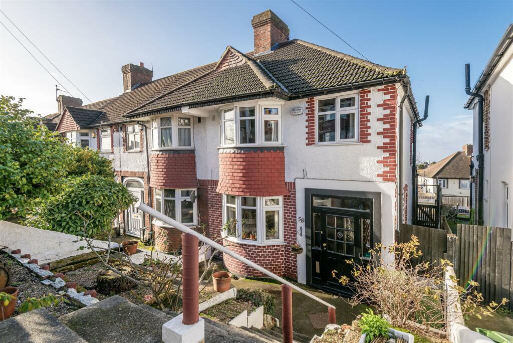 3 bedroom end of terrace house for sale in Castlewood Drive, London, SE9