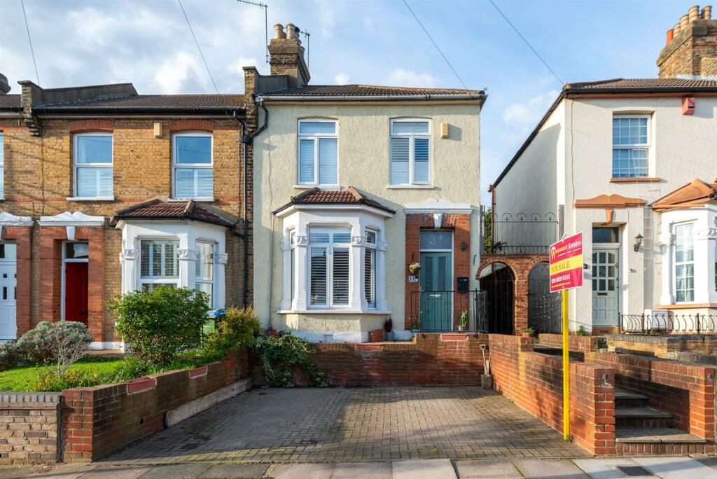 3 bedroom end of terrace house for sale in Dairsie Road, London, SE9