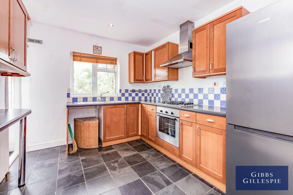 2 bedroom flat for rent in Rickmansworth Road, Pinner, HA5