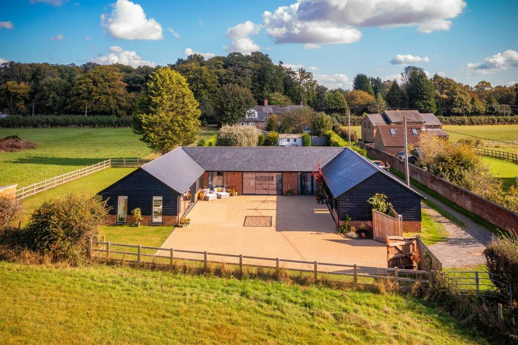 Main image of property: Chesham Road, Wigginton, Tring