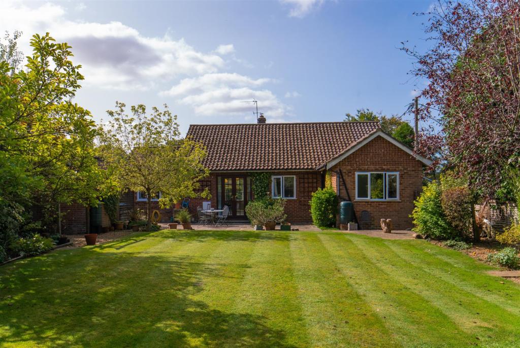 4 bedroom detached bungalow for sale in Rambling Way, Potten End
