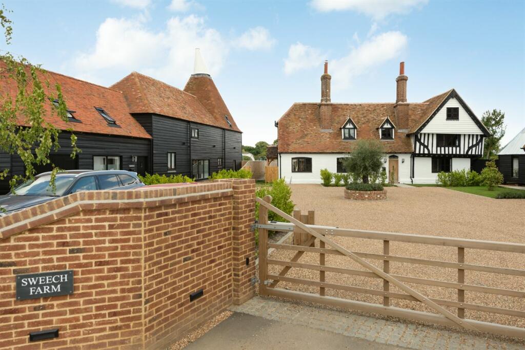5 bedroom detached house for sale in Herne Bay Road, Sturry, Canterbury, CT3
