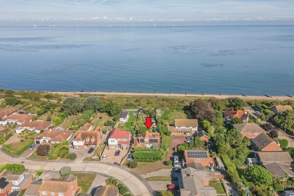 6 bedroom detached bungalow for sale in Ashbee Gardens, Herne Bay, CT6