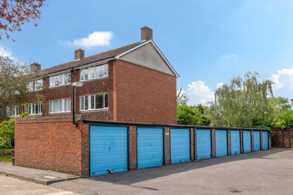 2 bedroom flat for sale in Donne Court Burbage Road SE24 9HH, SE24