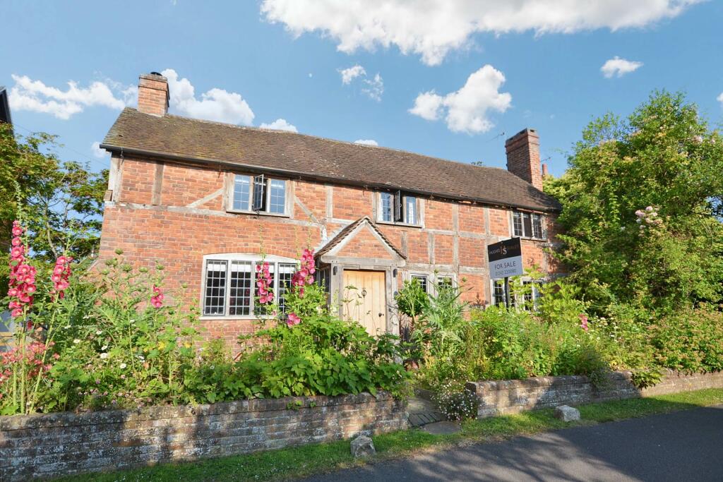 3 bedroom detached house for sale in Pass Street, Eckington, Pershore