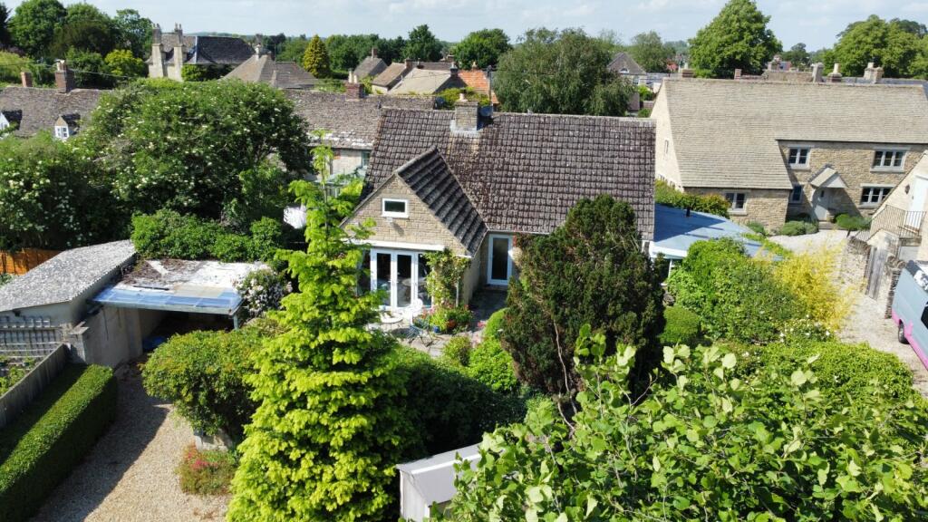 4 bedroom detached house for sale in Swan Close, Lechlade