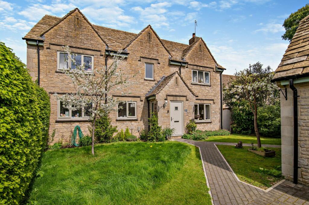 4 bedroom detached house for sale in Downington, Lechlade