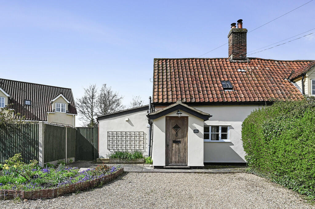 2 bedroom cottage for sale in Onehouse, Suffolk, IP14