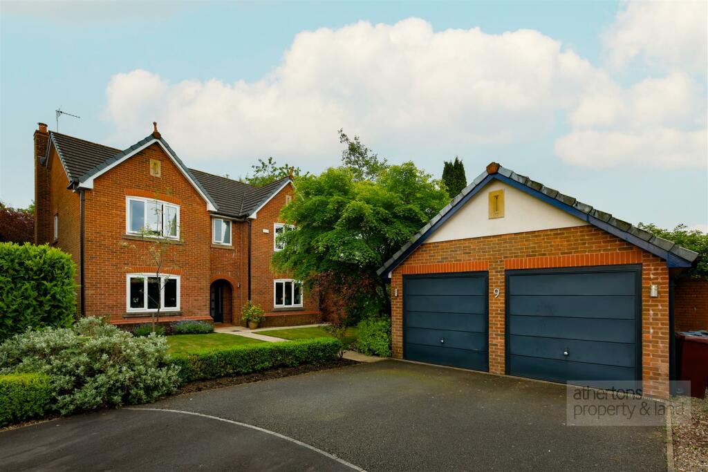 5 bedroom detached house for sale in Sandringham Close, Calderstones