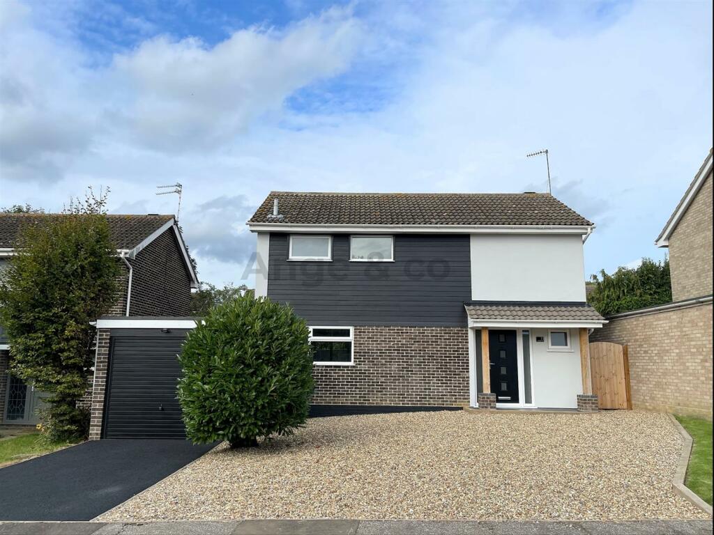 4 bedroom detached house for sale in Vermeer Close, Gunton, Lowestoft, NR32