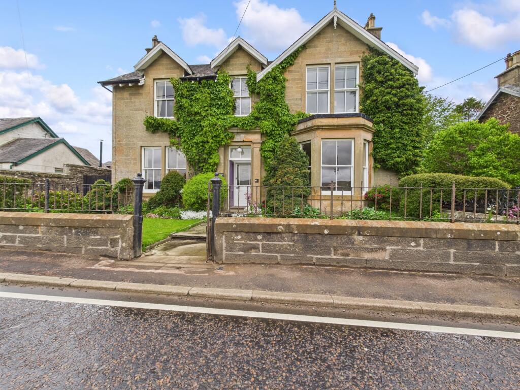 5 bedroom detached house
