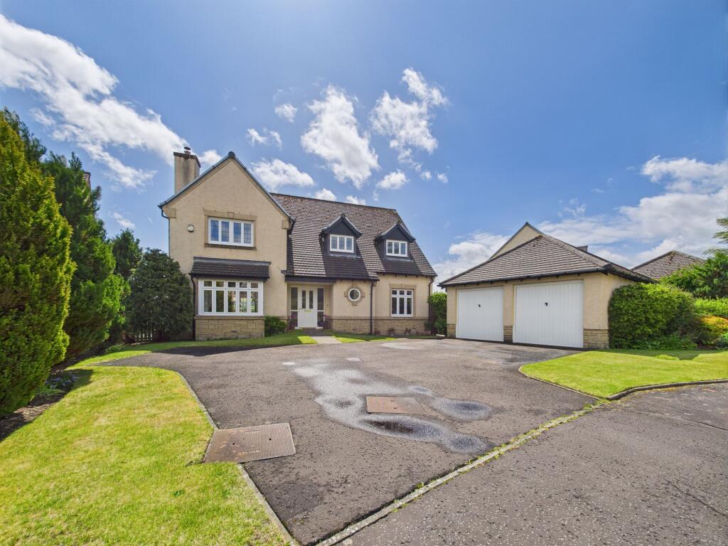 5 bedroom detached house