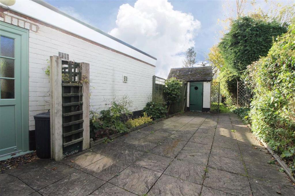 3 bedroom town house for sale in Enville Road, Kinver, Stourbridge