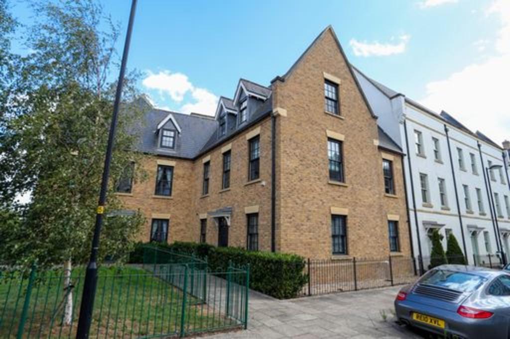 4 bedroom town house for sale in Black Cat Street, Northampton, NN5
