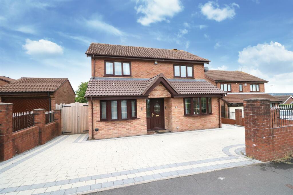 4 bedroom detached house for sale in Somerley Road, Birches Head, Stoke-On-Trent, ST1