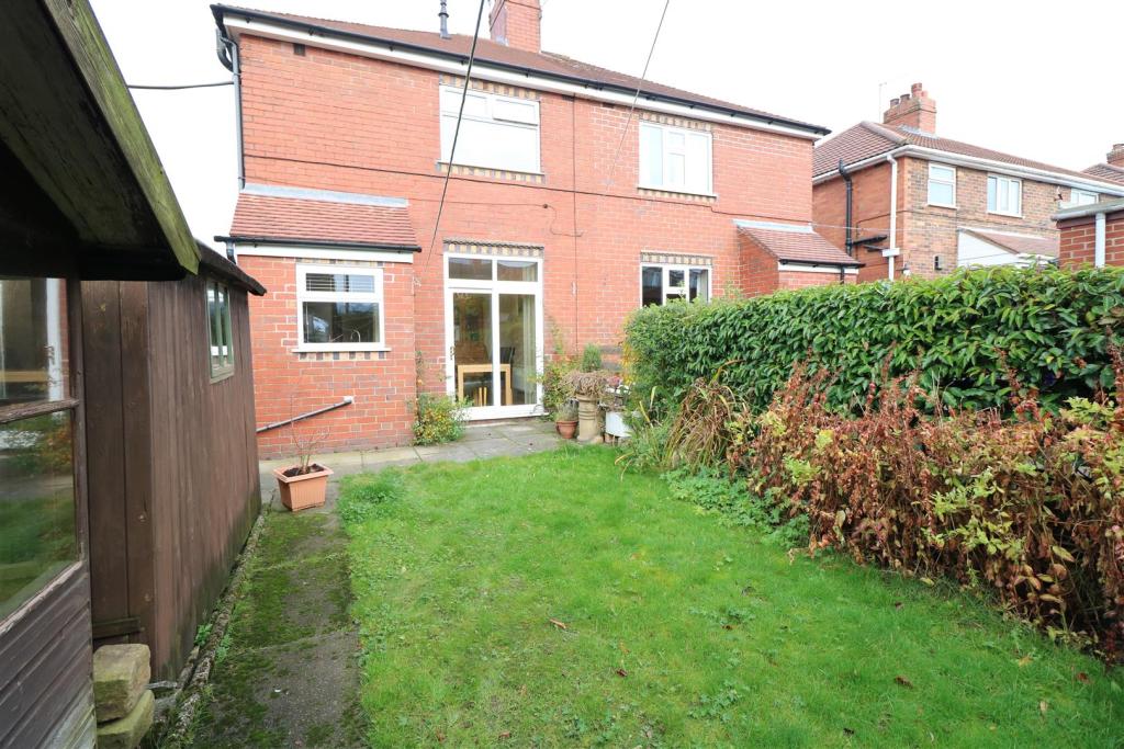 2 bedroom semidetached house for sale in Clive Avenue, Baddeley Green