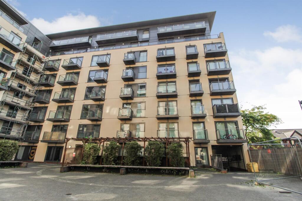 Main image of property: High Street, Slough