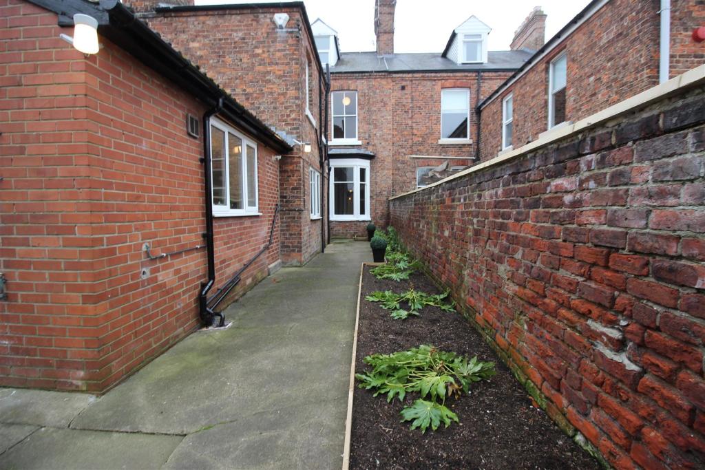 4 bedroom terraced house for sale in Stanhope Road South, Darlington, DL3