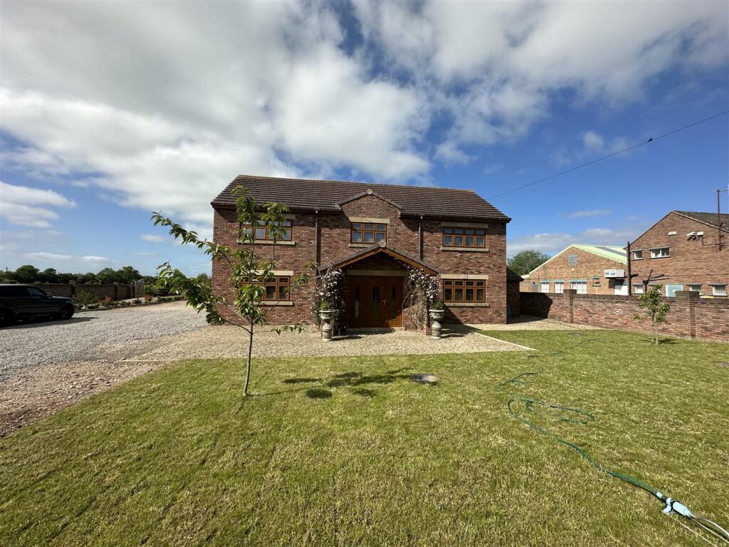 5 bedroom detached house for sale in Hurworth Moor, Darlington, DL2