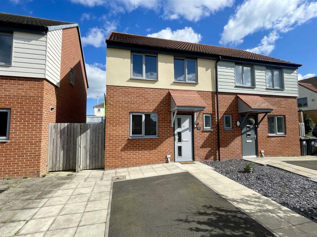 2 bedroom semidetached house for sale in Iris Grove, Darlington, DL1