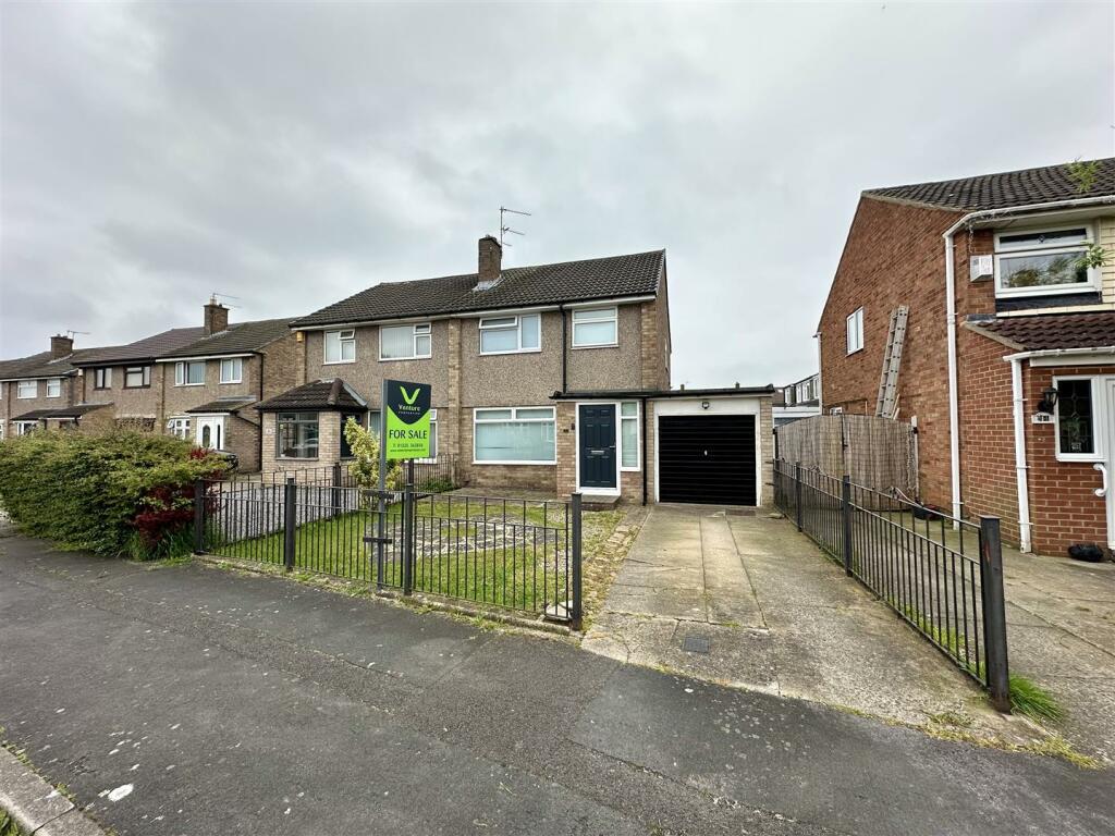 3 bedroom semidetached house for sale in Shearwater Avenue, Darlington