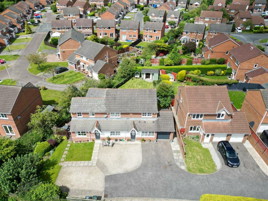 6 bedroom detached house for sale in Abbotsfield Way, High Grange