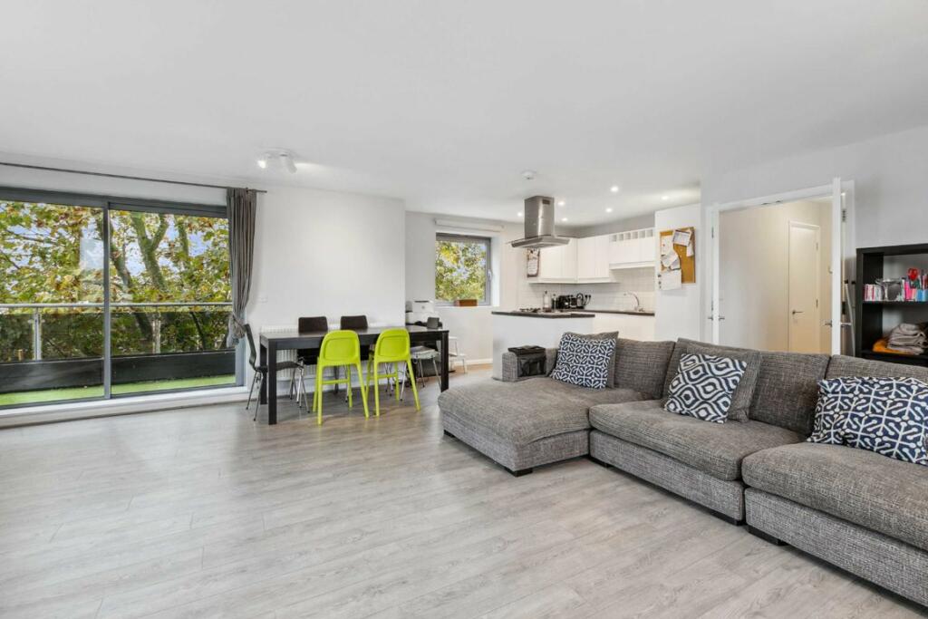 3 bedroom flat for sale in Streatham High Road, Streatham, SW16