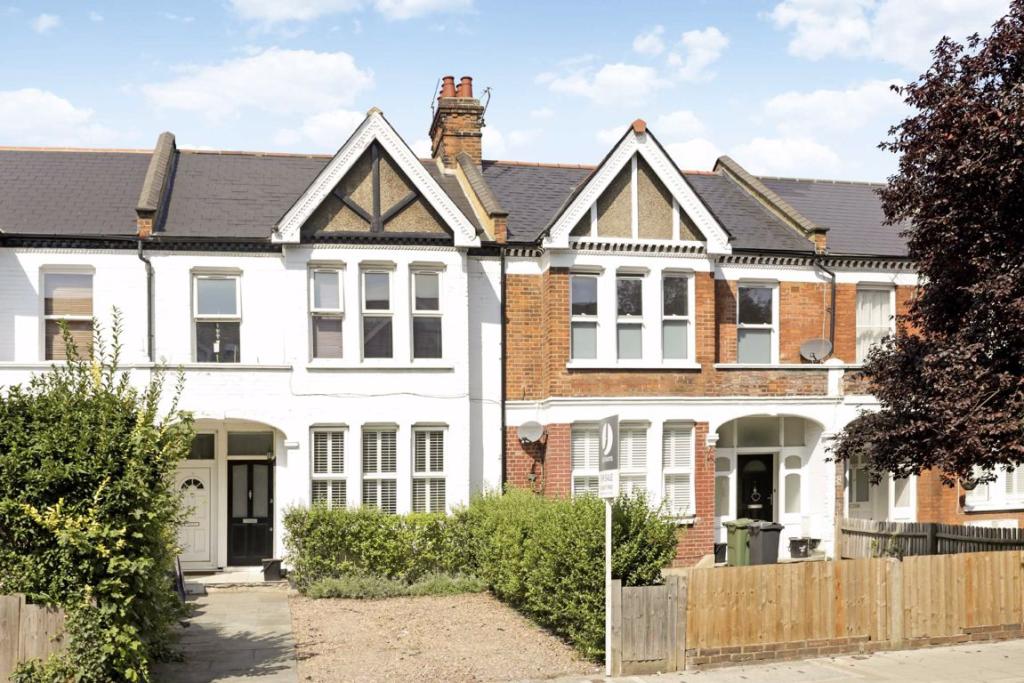 3 bedroom flat for sale in Valley Road, Streatham, SW16
