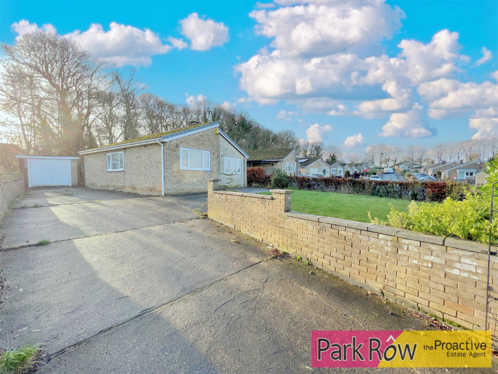 3 bedroom bungalow for sale in Woodlands Crescent, Hemsworth