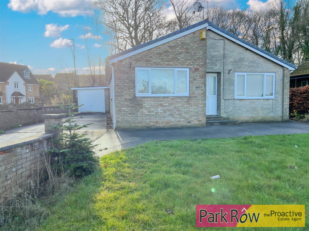 3 bedroom bungalow for sale in Woodlands Crescent, Hemsworth