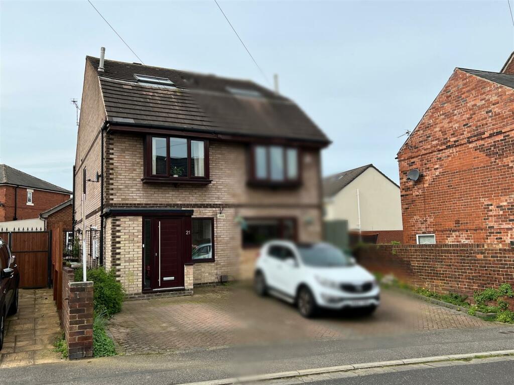 4 bedroom semidetached house for sale in Poplar Grove, Pontefract, WF8