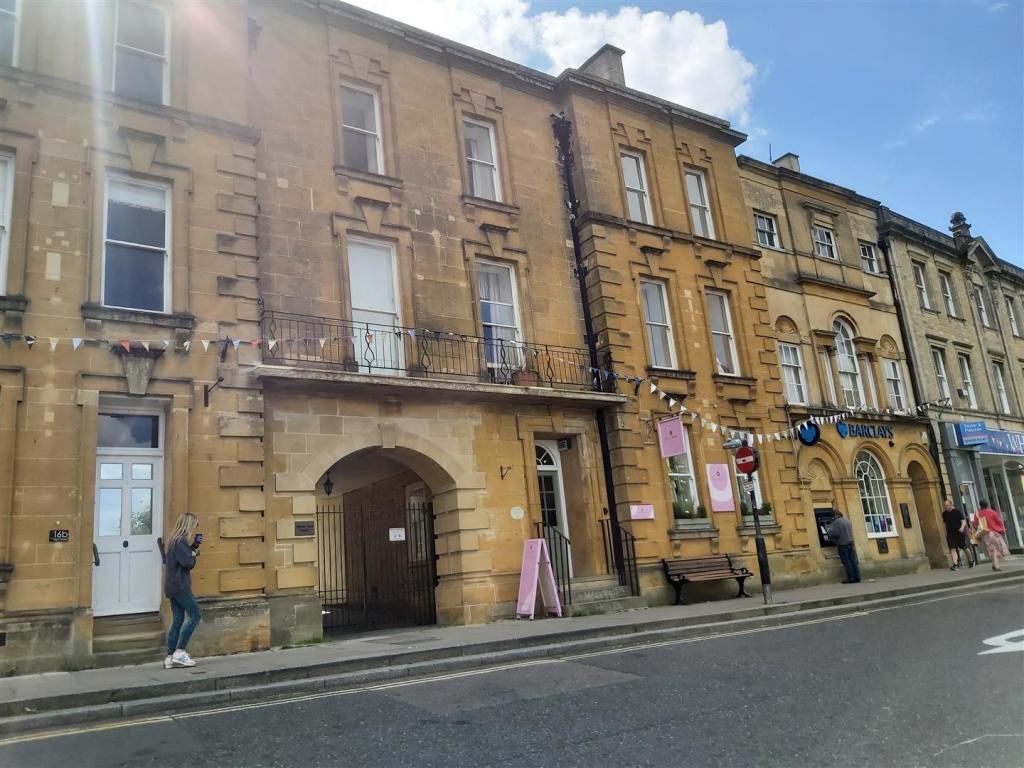 2 bedroom flat for sale in High Street, Chipping Norton, OX7