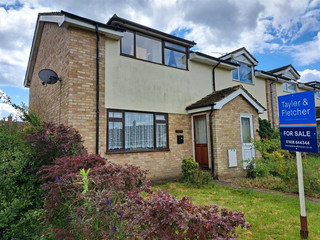 3 bedroom end of terrace house for sale in Wychwood Close, MiltonUnder