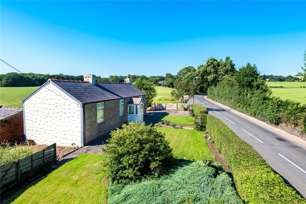 2 bedroom bungalow for sale in Roby Mill, Skelmersdale, Lancashire, WN8