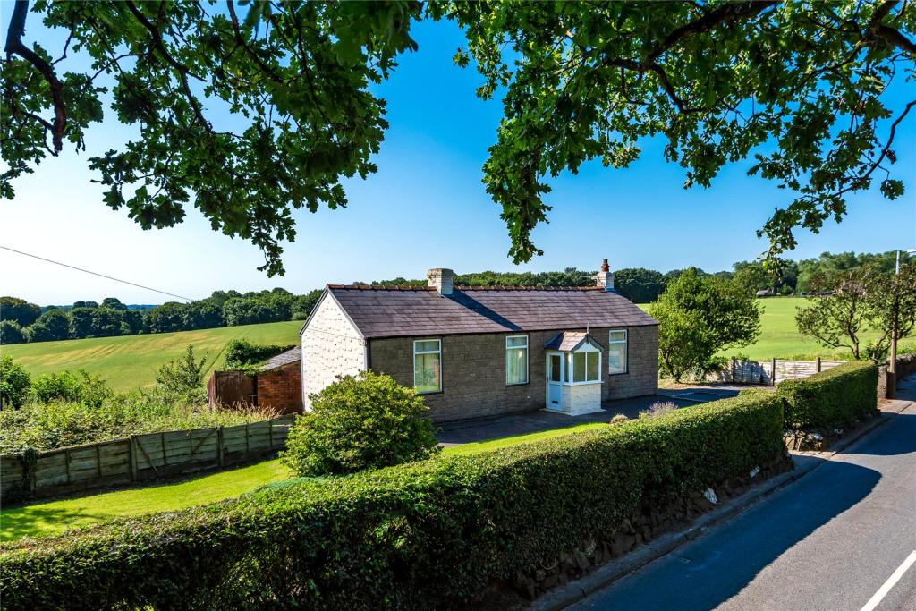 2 bedroom bungalow for sale in Roby Mill, Skelmersdale, Lancashire, WN8