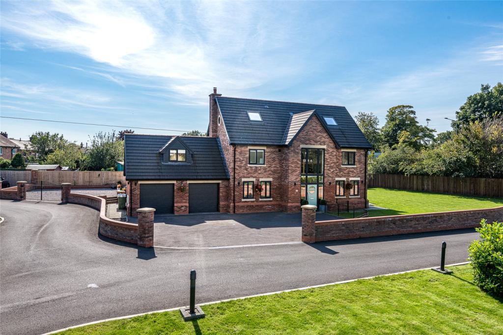 5 bedroom detached house for sale in Balshaw Villa Gardens, Euxton