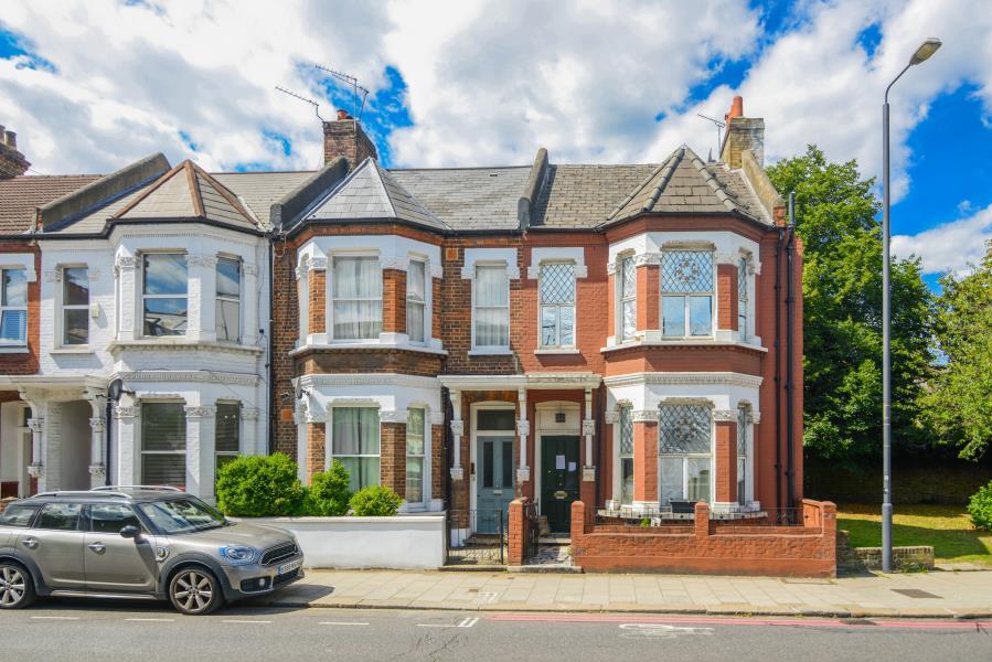 2 bedroom flat for sale in Elspeth Road, Battersea, SW11