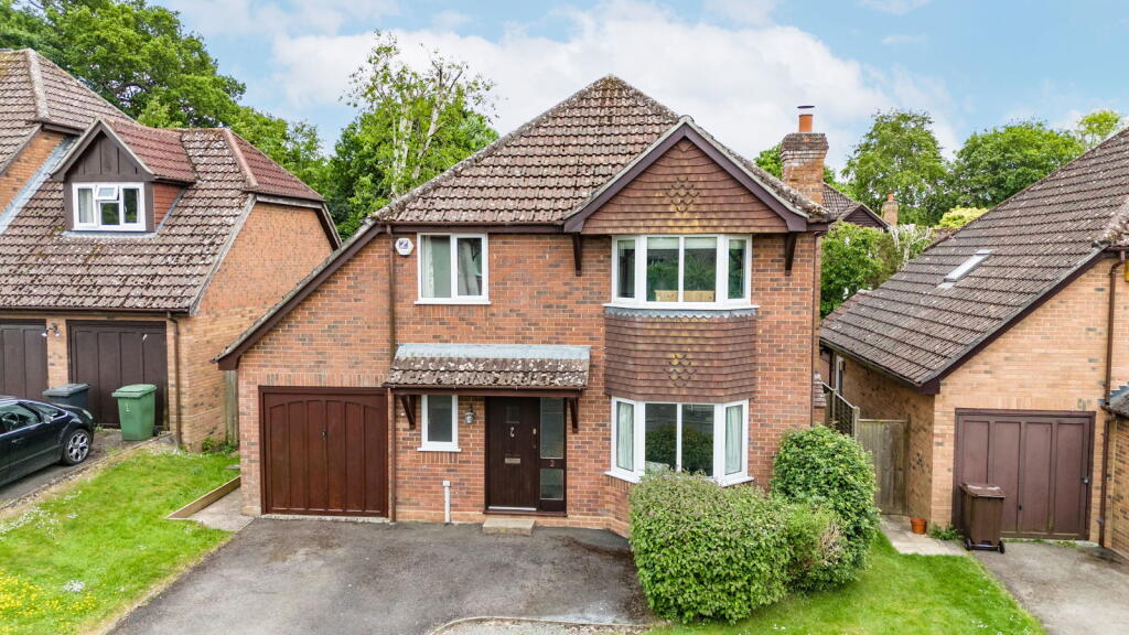 Main image of property: Two Gate Meadow, Overton, Basingstoke, RG25 3TG